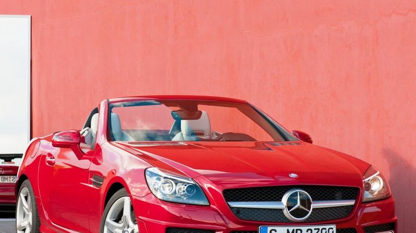 Roadster Mercedes SLK je s podielom závažných...