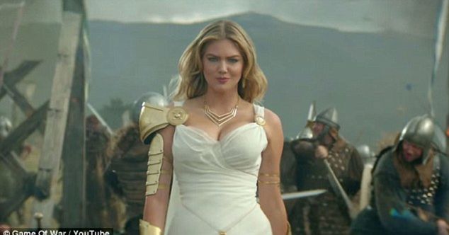 Kate Upton ako Athena v hre Game Of War.
