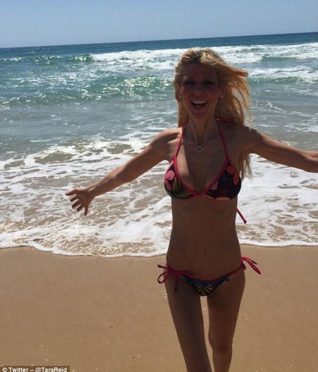 Tara Reid dovolenkuje na Havajských ostrovoch.