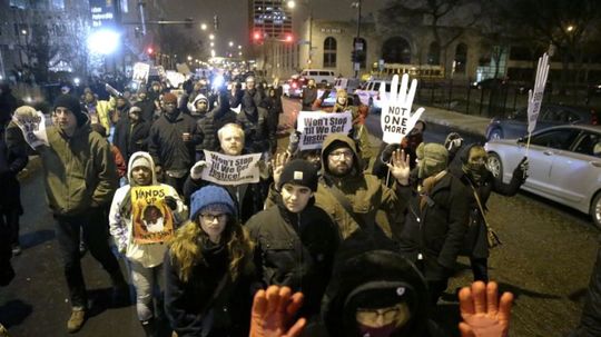 Demonštranti pochodujú ulicami Chicaga.