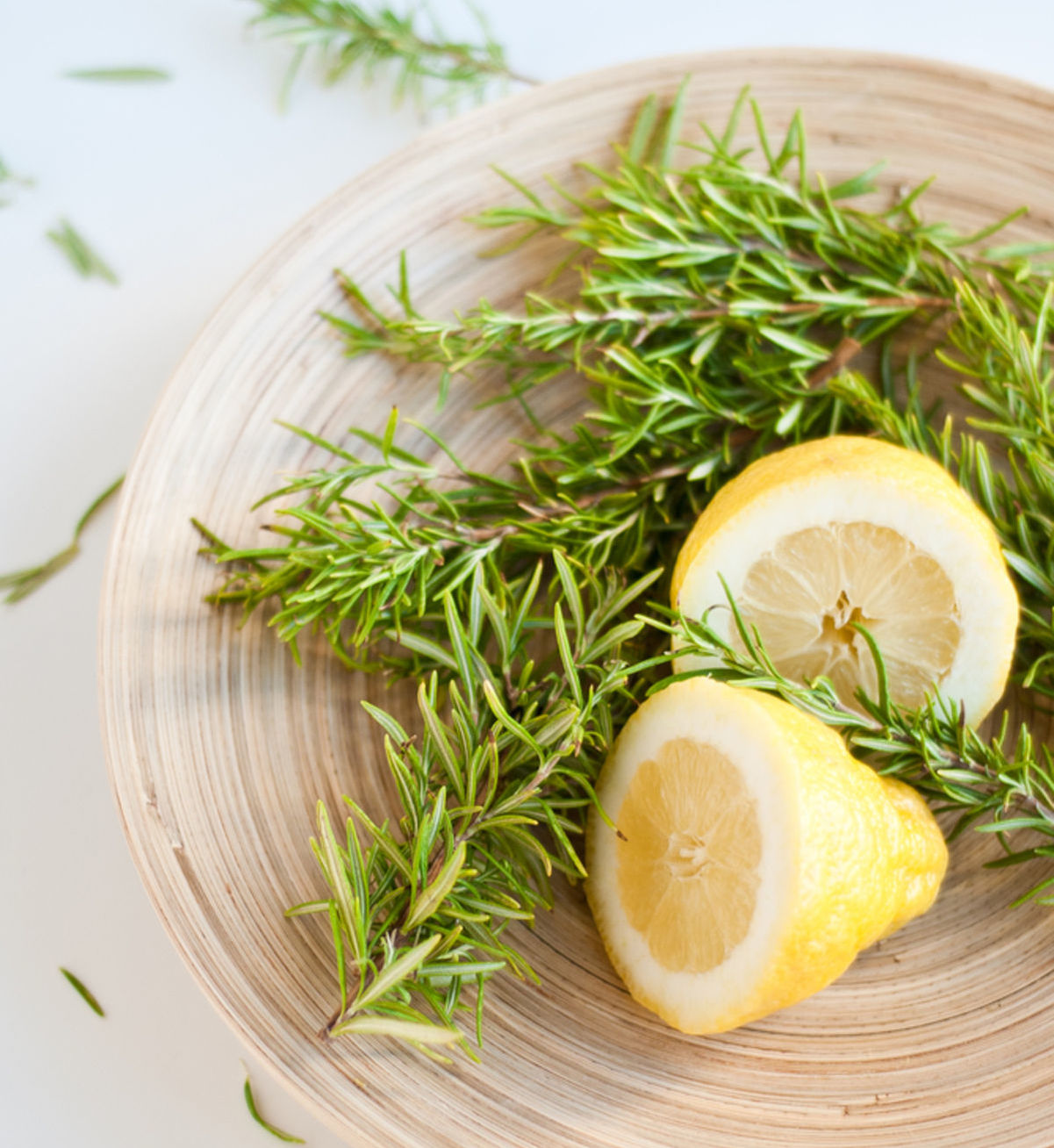 Kombinácia citrónu a rozmarínu sa využíva v...