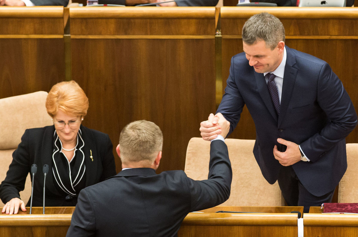 Premiér Robert Fico blahoželá Petrovi...