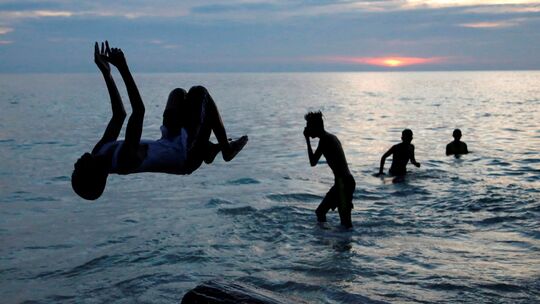 Mladíkovo salto na pláži Cora Eva beach na...