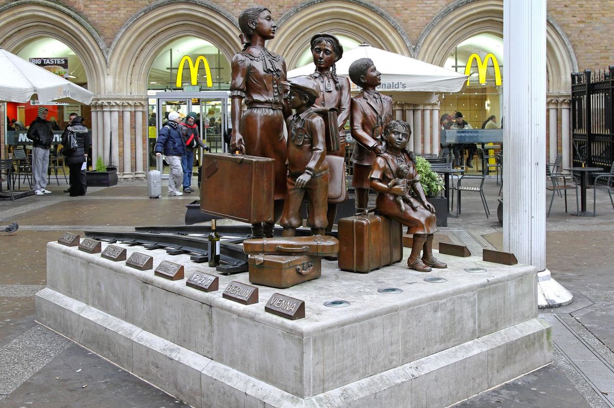Socha zo série Kindertransport na Liverpool...