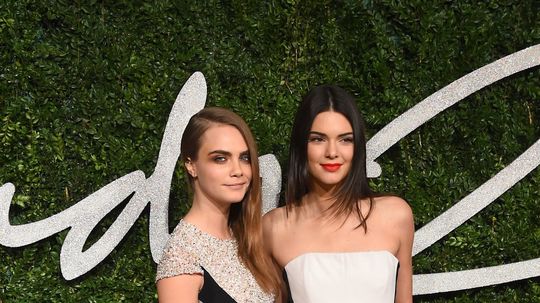 Modelky Cara Delevigne (vľavo) a Kendall Jenner...