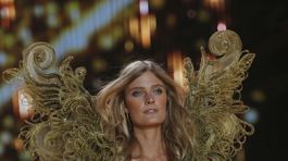 Modelka sa predvádza v zlatej kreácii v jednom zo segmentov utorňajšej prehliadky Victoria´s Secret Fashion Show v Londýne. 