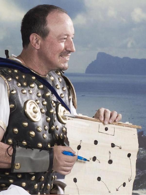 Rafael Benítez s netradičnou taktickou tabuľou.