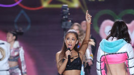 Speváčka Ariana Grande sa tiež postarala o hudobný program. 