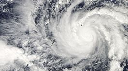 Supertajfún Nock-Ten zasiahol filipínsku pevninu