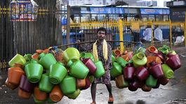 Prázdne kanistry na vodu. India.