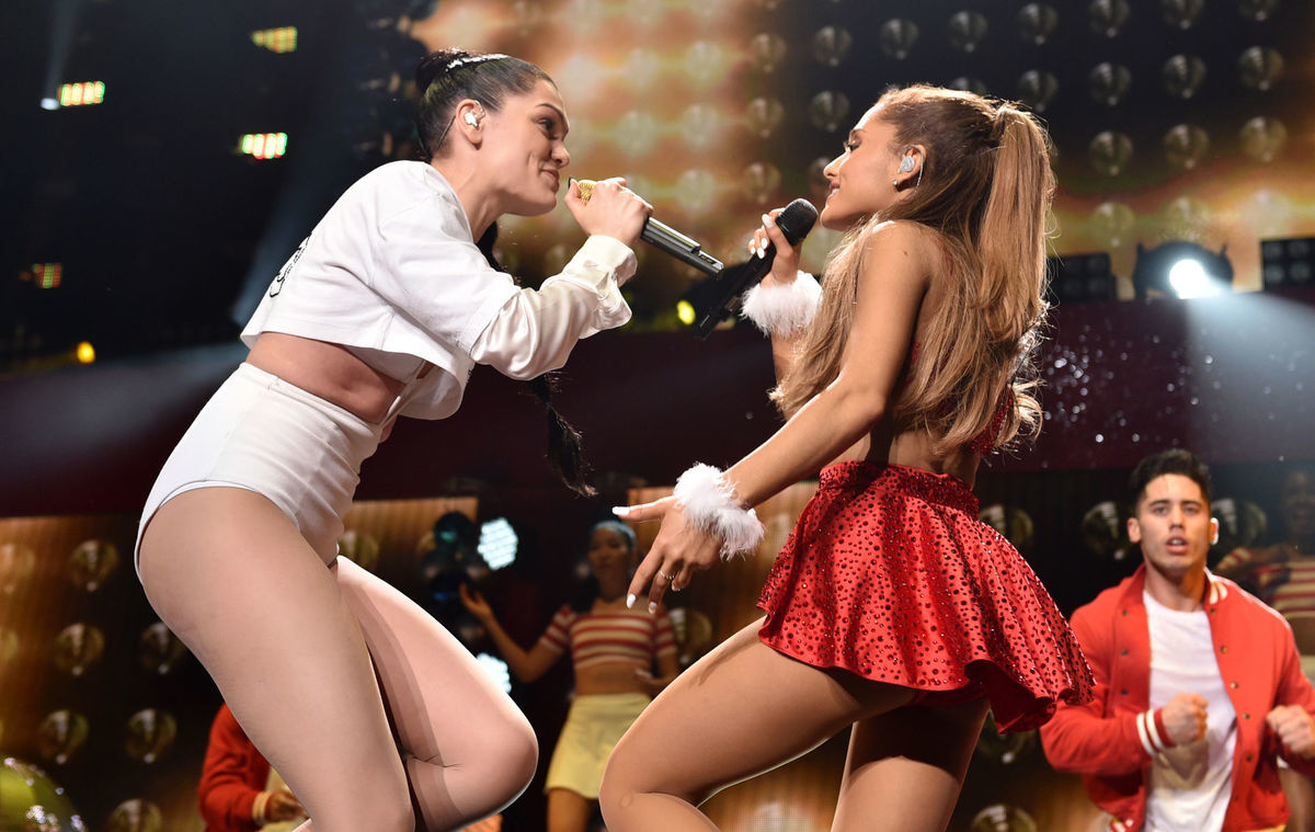 Jessie J a Ariana Grande na pódiu počas KIIS...