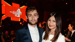 Douglas Booth a Gemma Chan