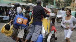 Tajfún zrovnal so zemou alebo čiastočne...