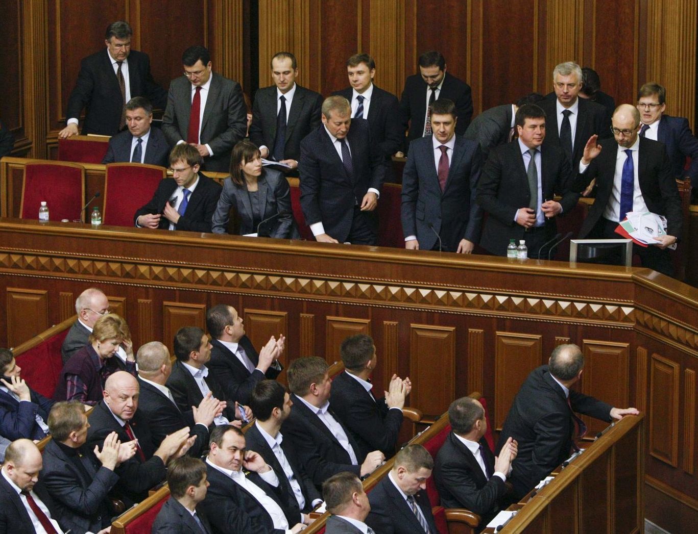 Ukrajinský premiér Arsenij Jaceňuk zdraví...