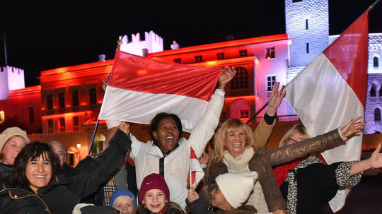 Ľudia oslavujú narodenie dvojičiek v uliciach...