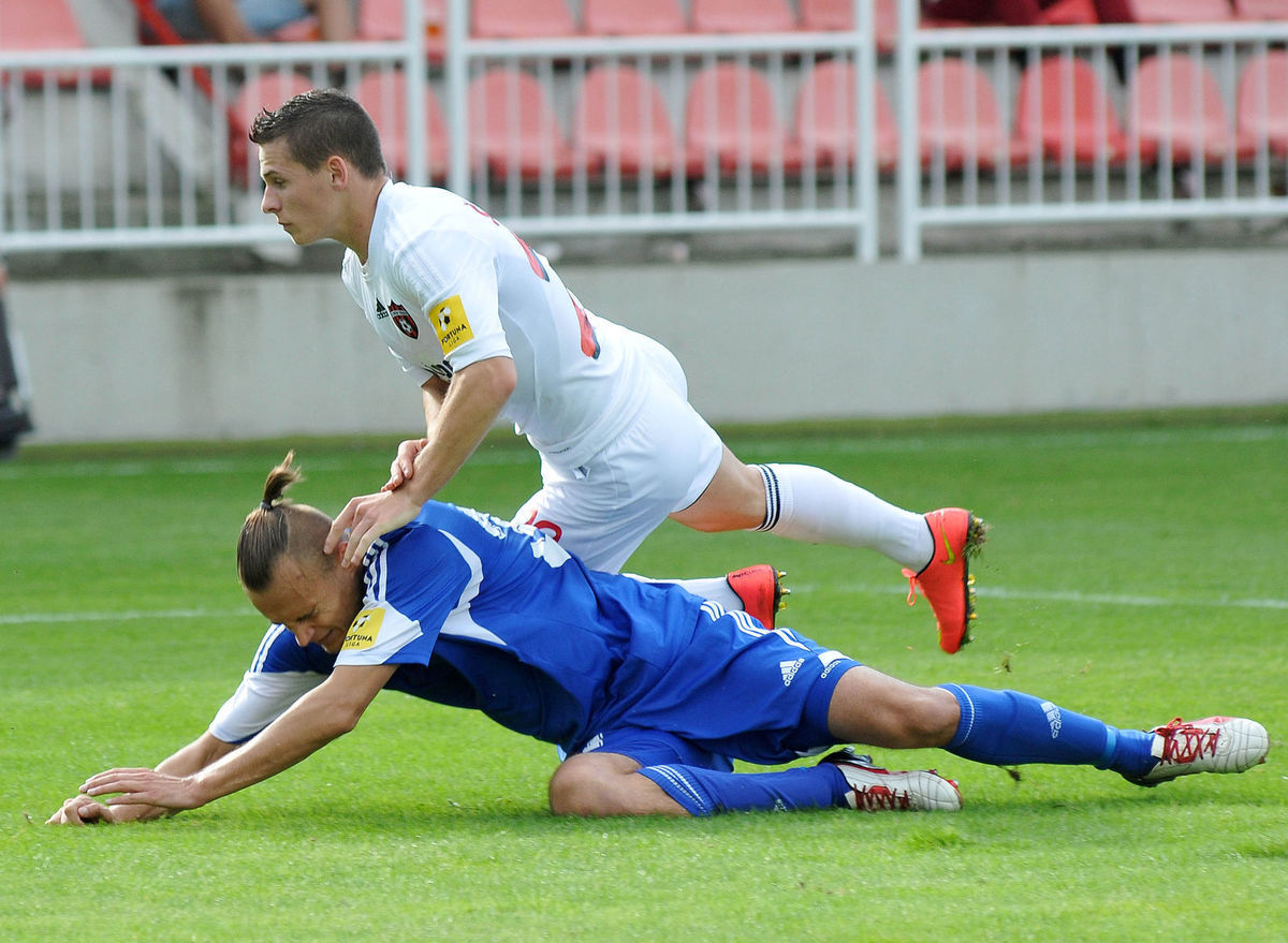 Nikolas Špalek v drese Spartaka Trnava (hore) v...