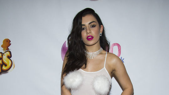 Charli XCX pózuje v zákulisí akcie Z100 Jingle...
