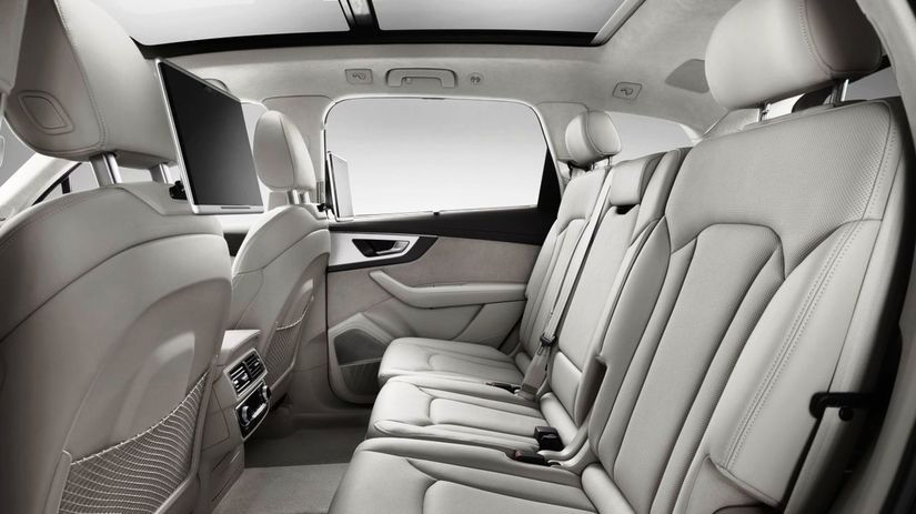 Druhý rad  tvoria tri samostatné sedadlá...