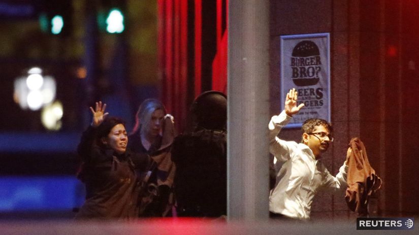 Rukojemníci utekajú počas zásahu polície z...