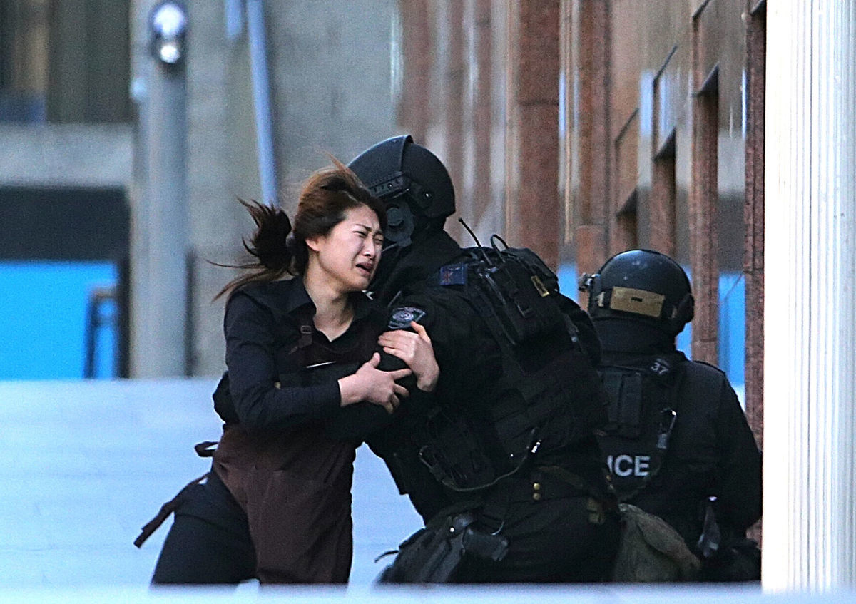 Rukojemníčka beží k policajtom po tom, čo...