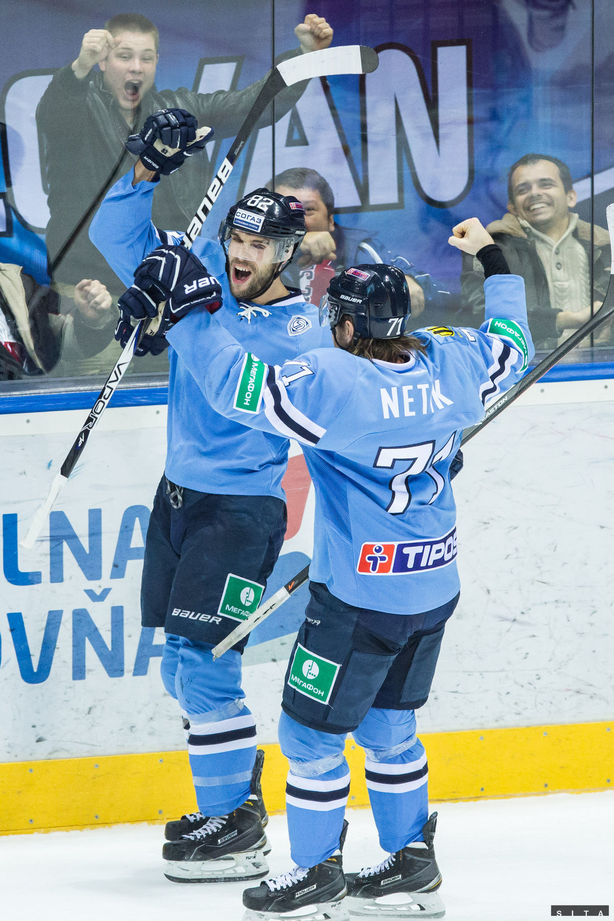 Gólová radosť Michala Vondrku (vľavo) a Tomáša...