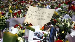 Austrálčania prinášajú na pietne miesto kvety a...