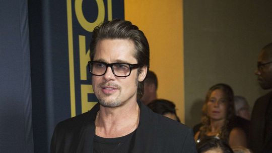 Herec Brad Pitt prichádza na premiéru filmu...