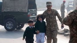 Pakistan, útok na školu
