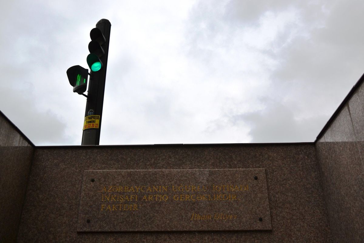 Citát prezidenta nad vstupom do metra.