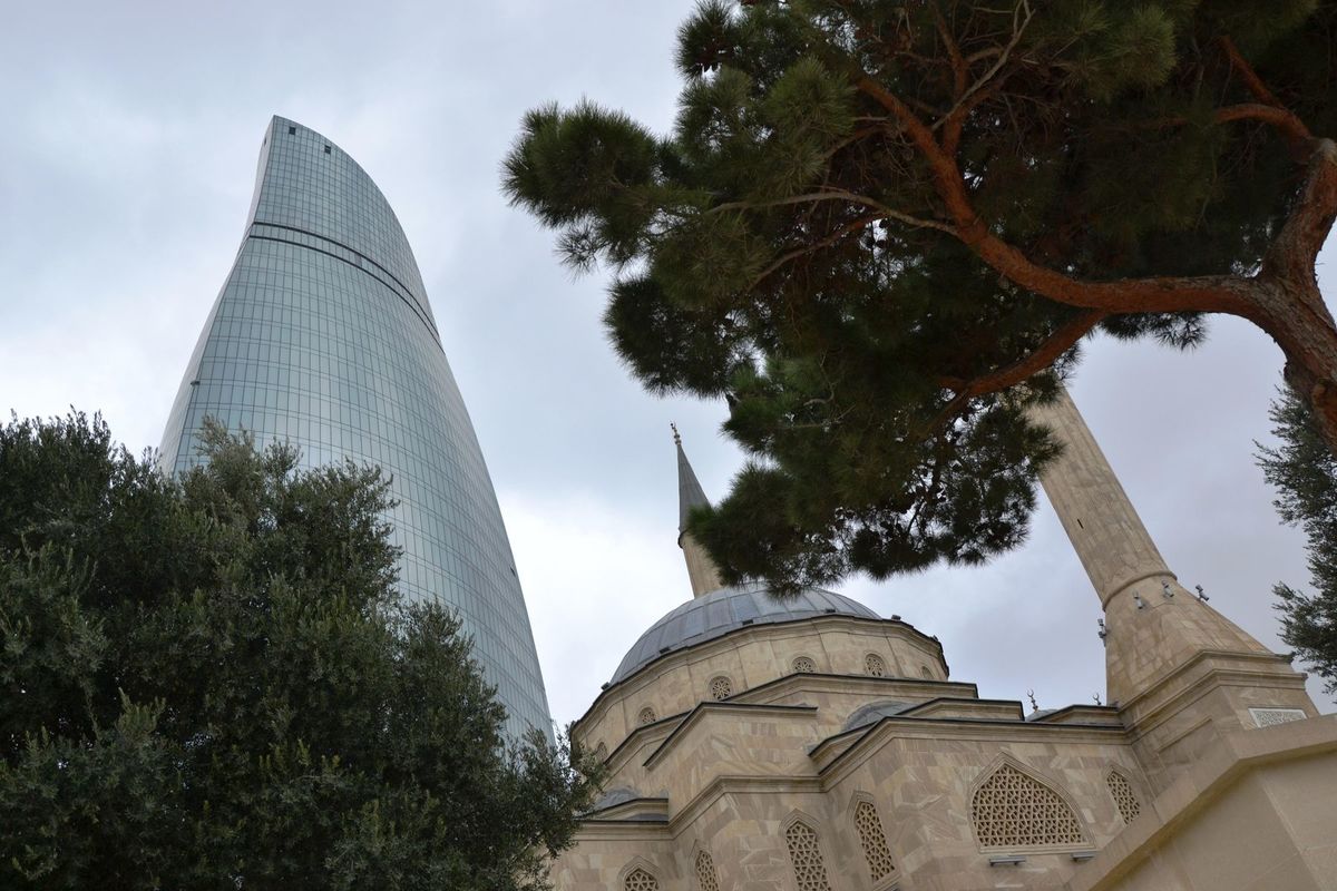 Mešita v susedstve jedného z troch mrakodrapov...