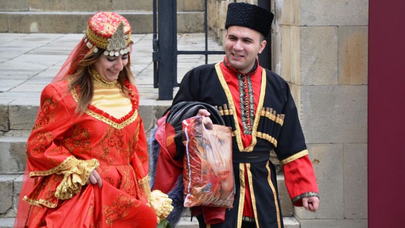 Svadobčania v tradičných azerbajdžanských odevoch.