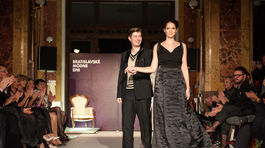 Dizajnér Richard Rozbora s modelkou Ivicou Slávikovou. 