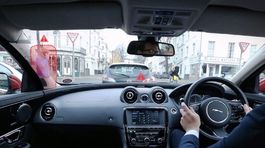 Geniálne! Jaguar testuje priehľadné stĺpiky a obrovský head-up displej