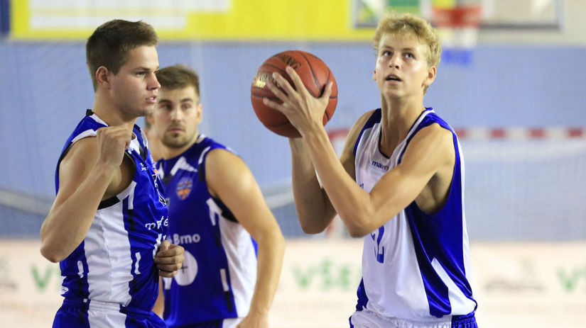 Marek Doležaj (s loptou) v drese Karlovky.