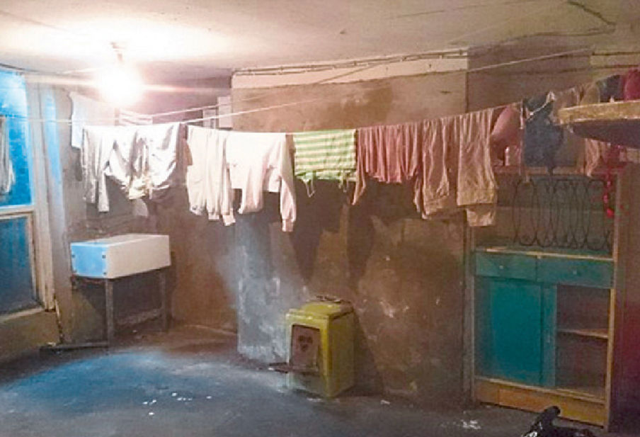 V izbách takmer úplne chýbal nábytok.