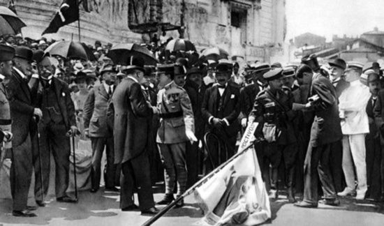 Máj 1918: premiér Orlando odovzdáva Štefánikovi...