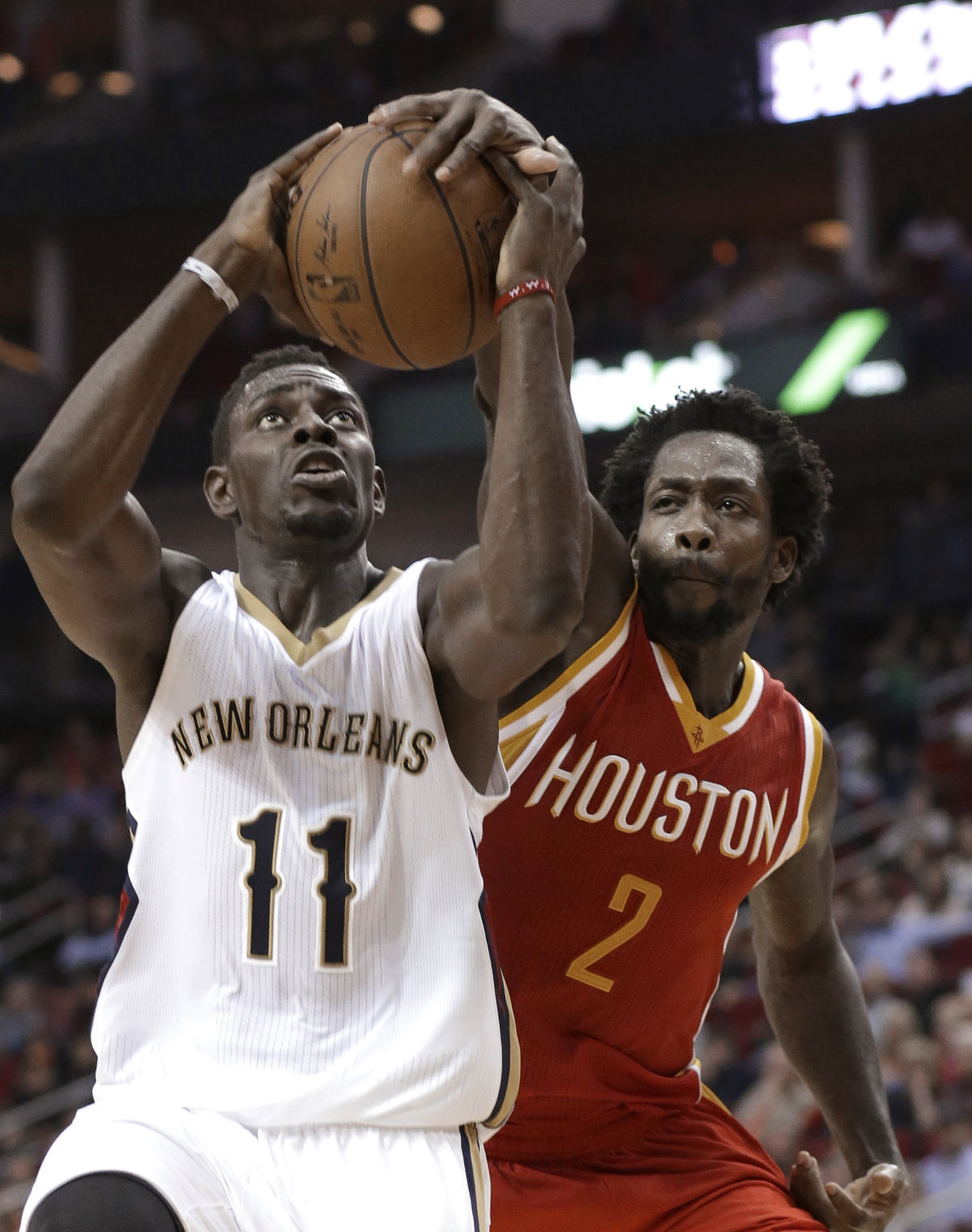 Patrick Beverley z Houstonu bráni Jruea...