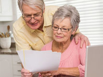 seniori, dôchodcovia, list, počítač, dôchodok, účet, účty, poistenie, zmluva