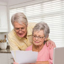 seniori, dôchodcovia, list, počítač, dôchodok, účet, účty, poistenie, zmluva