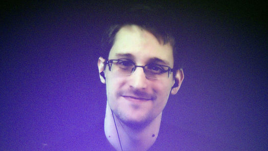 Snowden dostal ruský pas, zložil prísahu vernosti Rusku