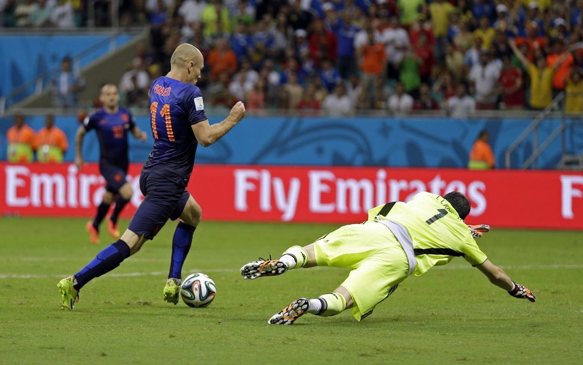 Holanďan Arjen Robben prekonáva brankára...