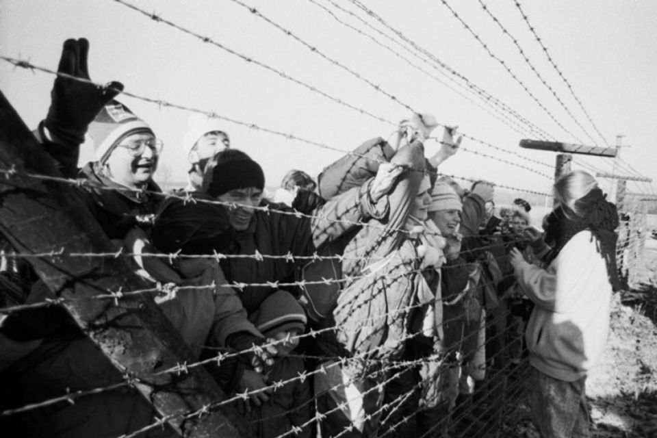 Bratislavčania idú do Hainburgu v roku 1989.