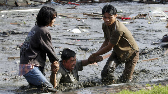 Mladí ľudia sa snažia vytiahnuť človeka z vody...