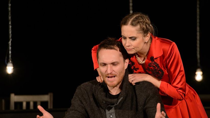 V hre Nikolaja Ostrovského Aj múdry schybí hrá...