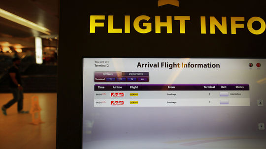 Informačná tabuľa na letisku oznamuje, že...