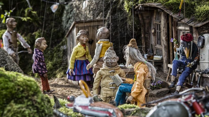 Oslava u Malého pána s jeho bábkovými kamarátmi.