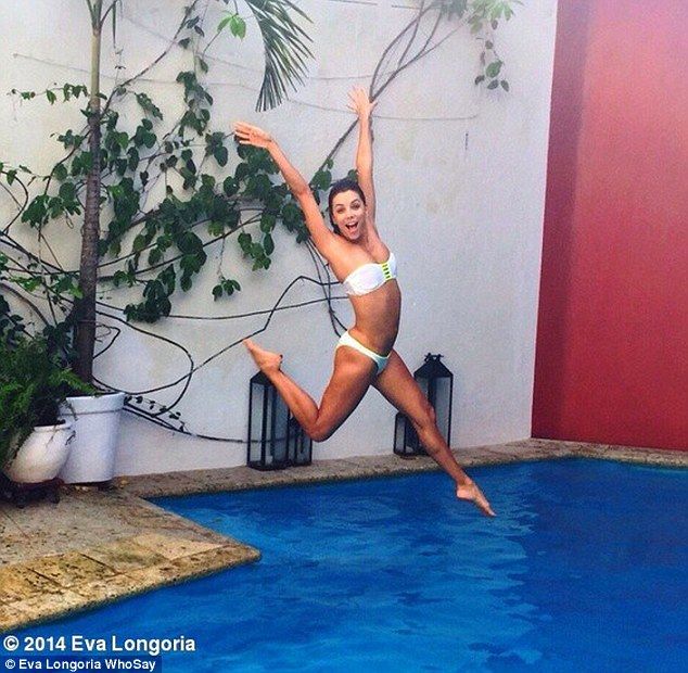Eva Longoria ukazuje svoje sexi krivky počas...