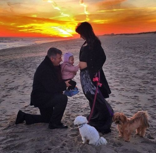 Alec Baldwin s manželkou a dcérou na pláži.