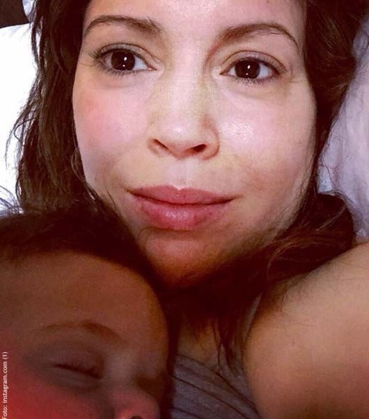 Herečka Alyssa Milano s dcérou v náručí.
