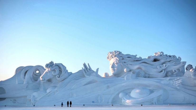 Socha zo snehu v zábavnom parku Slnečný ostrov...